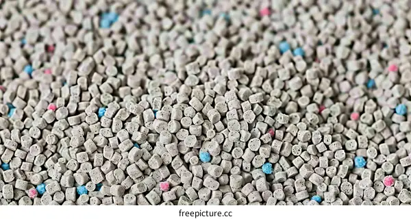 Clumping cat litter made from natural pine wood